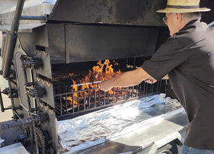 La machine a cuire les burgers au feu de bois