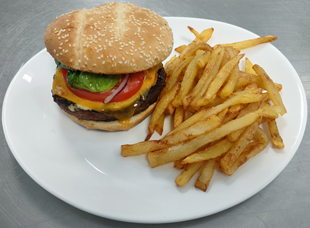cheeseburger cuit au feu de bois et frites